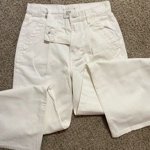 White BDG Urban Outfitters Jeans wide leg / straight leg size 26!